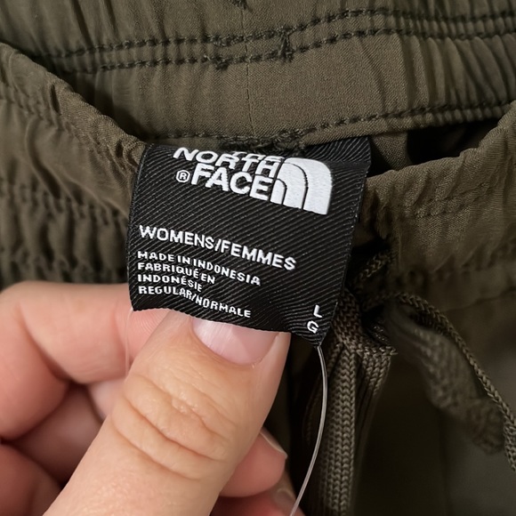 Brand New North Face Cargo Pants. Olive Green, Size Large/Reg. - Picture 5 of 9